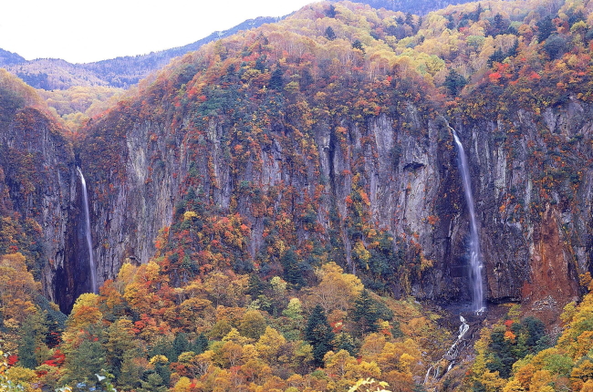 紅葉と滝の名所、米子大瀑布